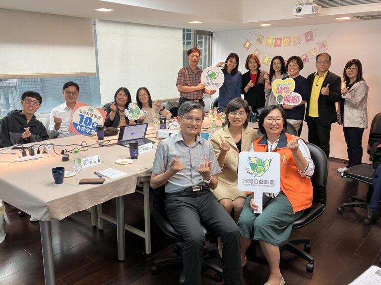 十所偏鄉小學校長難得共聚一堂,研討未來偏鄉英語教育發展議題。 包括:全國偏鄉學生數最多的深坑國小,學生數達1000人,郭雄軍校長(右二);坪林國小王佩君校長(右三);大坪國小石啟宏校長(右五);石門國小蔡清寬校長(右六);五寮國小蔡錦柳校長(中二);東山國小林秀雲校長(中三);十分國小利一奇校長(中後);屈尺國小林錫恩校長(左前一)及 烏來區德拉楠民族實驗小學梁淑媛校長(右四)。