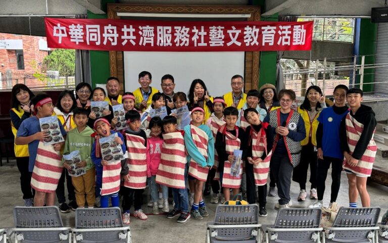 象鼻國小校長葉文杰(後排中左),教導主任吳學華(前排右四)及中華同舟共濟服務社理事長葉碧雲(後排中),副理事長黃振揚(後排中右),和參與活動的會員、表演學生合影。