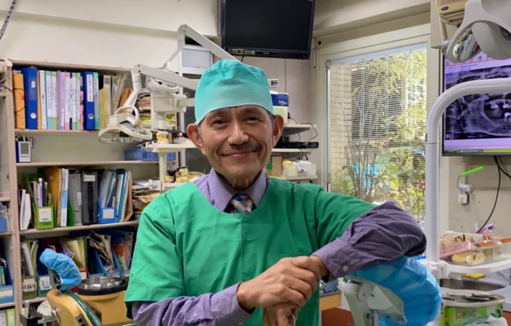 奚臺陽牙醫師是位熱心的環保公益家、校園反毒宣導師。(劉正廷攝)